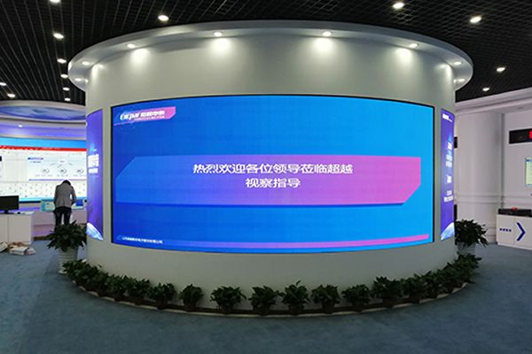 室內選擇P3LED顯示屏好還是拼接屏好？