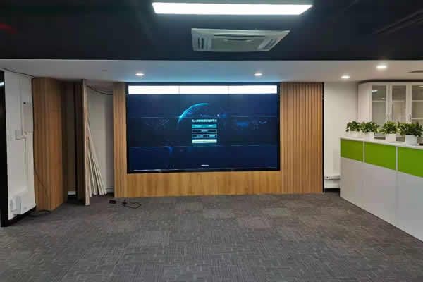 液晶拼接屏與OCB小間距LED顯示屏有什么區(qū)別？