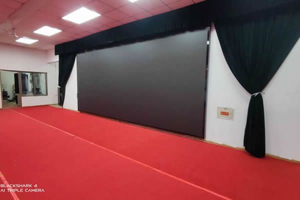 舞臺大屏有哪些，選擇LED顯示屏好還是拼接屏好？