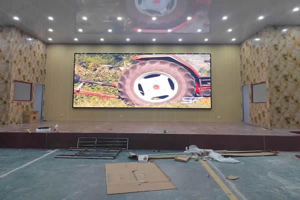 學校報告廳一般用哪種顯示大屏？