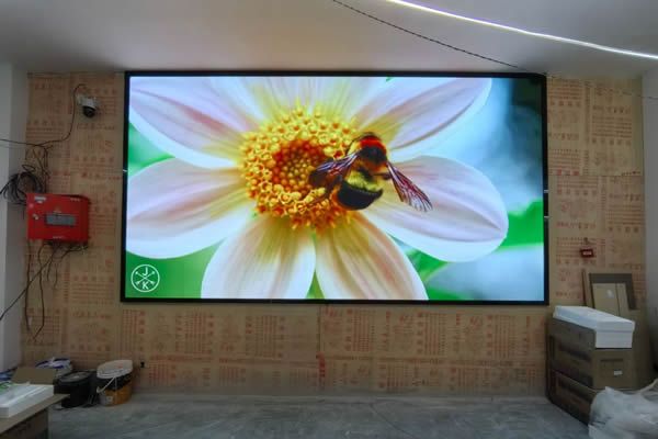 展廳使用投影機(jī)好還是LED顯示屏好，這兩種顯示大屏有什么區(qū)別