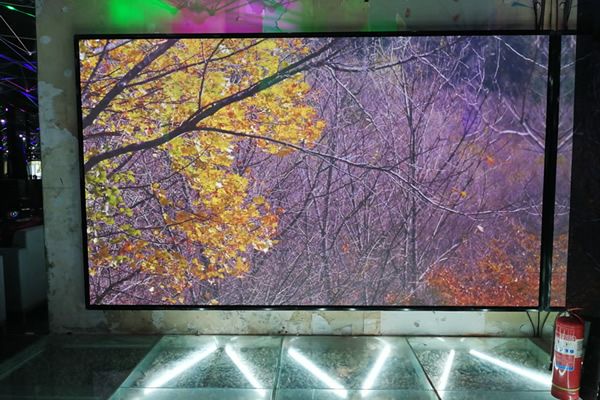 酒吧大屏使用LED顯示屏好，還是液晶拼接屏好？