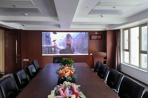 學校會議室大屏使用投影機好，還是LED顯示屏好？